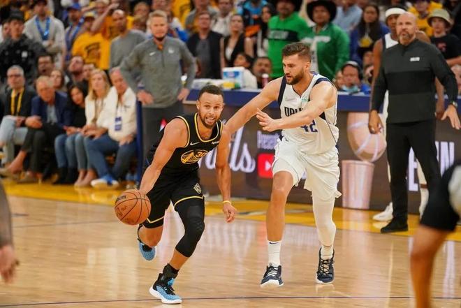 两支球队在 两支球队在